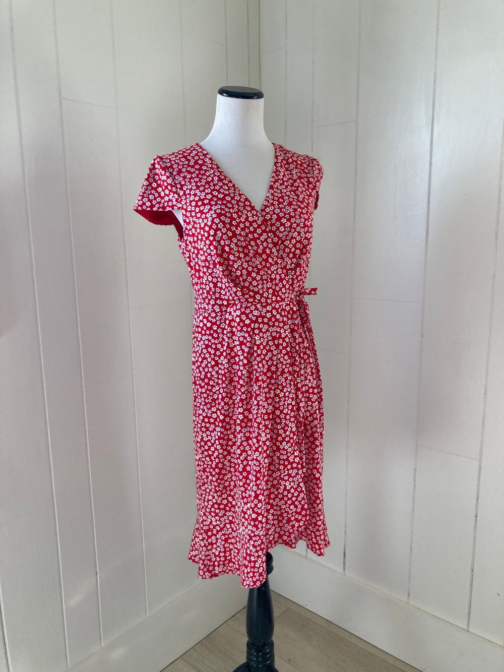 Jessica Howard Red Floral Stretch Faux Wrap
Dress, Size 8P